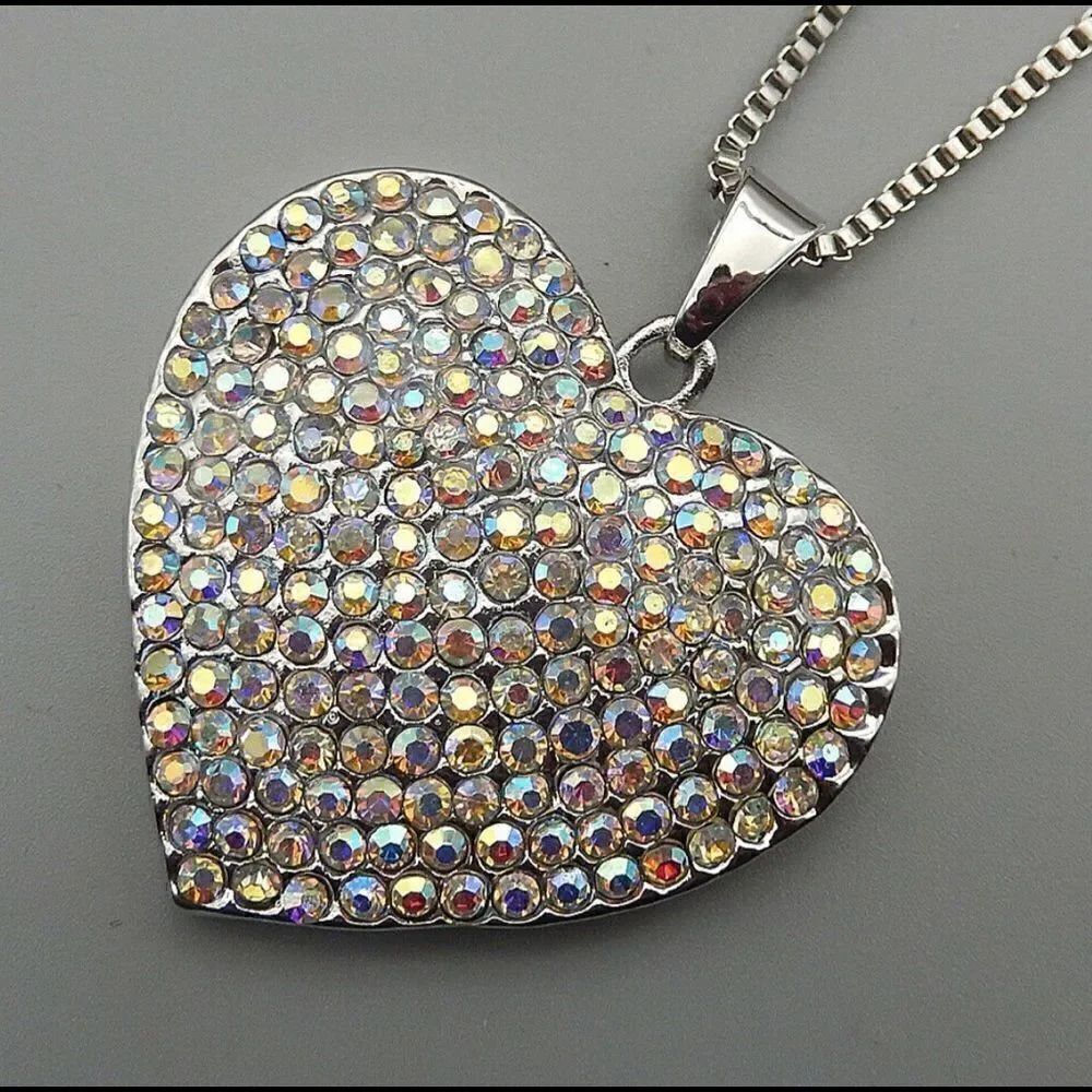 ✨ Betsey Johnson stunning sparkling crystal heart ❤️ pendant ✨